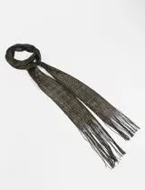 Pañuelo tipo corbatín de tejido fino y ligero en color negro con destellos dorados, terminado en flecos en ambos extremos.