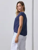 Blusa color beige de modal con escote en V, abertura central con botones y ruedo anudado. Marca French Laundry.