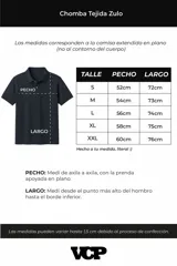 Chomba de punto con diseño de rayas verticales en color negro y blanco, cuello polo y manga corta con terminación acanalada.