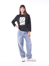 Remera de manga larga color beige, con cuello redondo y estampado frontal que dice "Magic is something you make" en color lila.