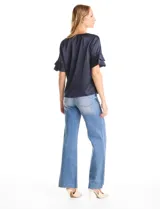 Blusa de satén color azul marino con escote en V y mangas cortas con tres capas de volados superpuestos.