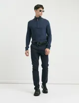 Pantalon de corte clasico confeccionado en algodon sarga con elastano, color marron. Presenta bolsillos delanteros inclinados y bolsillos traseros de ribete con boton.