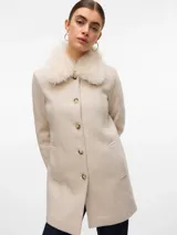 Campera midi de paño color beige con cuello de piel sintética desmontable, cierre frontal de botones y bolsillos laterales.