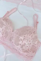 Bralette de encaje color acqua con forro interno, breteles regulables y cierre de ganchos en la espalda.