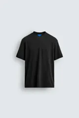 Camiseta de corte regular con cuello redondo, manga corta y bolsillo tipo plastrón en el pecho, perteneciente a la colección especial Aaron Levine x Zara.