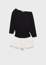 Vestido corto de diseño combinado con cuerpo negro de algodón y falda blanca con volante. Presenta cuello asimétrico, manga larga y cintura drapeada con ajuste entallado.
