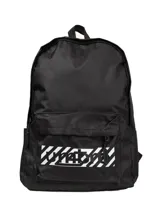 Mochila negra con logo estampado de Umbro en blanco, con líneas diagonales. Cuenta con un compartimento principal con cierre y un bolsillo frontal con cierre.