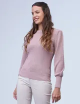 Buzo tejido Philosophy color beige, con cuello redondo y mangas largas abullonadas. Presenta detalles pointelle en la parte delantera y en las mangas.