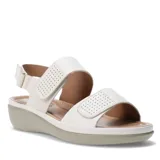 Sandalias de plataforma baja con dos tiras anchas ajustables mediante velcro. Las tiras presentan un diseño texturizado con microperforaciones. Cuenta con una tira trasera con cierre de velcro para mayor sujeción y una plantilla acolchada.