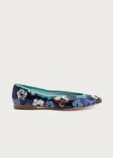 Bailarina de punta redonda con exterior cubierto de lentejuelas que forman un diseño floral multicolor sobre base azul marino. Presenta un ribete en color turquesa y suela plana de cuero.