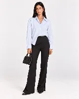 Camisa de algodón celeste claro, de corte clásico y mangas largas con puños abotonados.