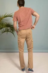 Pantalón cargo azul marino de corte recto con múltiples bolsillos y cierre de botón y cremallera.