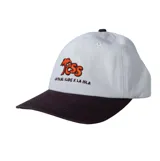 Gorra de visera curva con diseño bicolor, cuerpo en tono beige y visera marrón oscuro. Cuenta con un bordado frontal que combina el logotipo de TCSS en naranja con detalles en marrón y el texto 'Critical Slide x La Isla'.