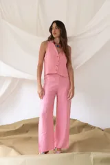 Pantalón de lino color rosa chicle, de corte palazzo y tiro alto.