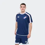 Remera de entrenamiento Umbro Protraining Active del Club Nacional de Football, color azul marino con detalles blancos y rojos en las mangas y cuello. Cuenta con el escudo del club y el logo de la marca.