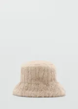 Gorro tipo bucket de pelo sintético en color beige, con textura suave y forro interior de algodón.