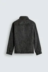 Sobrecamisa de corte relajado confeccionada en tejido con textura efecto pelo. Presenta diseño de cuadros en tonos verde y negro, cuello solapa, cierre frontal con botones, manga larga con puños abotonados y un bolsillo de plastrón en el pecho.