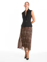 Vestido midi de estilo sastre con cuerpo tipo chaleco negro de cuello solapa y escote en V, con cierre lateral y cinturón con hebilla. La falda es plisada con estampado animal print y cuenta con forro interno.