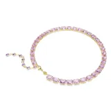 Collar tennis con cristales morados en talla octogonal y engarce bañado en tono oro.