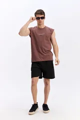 Musculosa oversize de algodón color verde militar, con cuello redondo y diseño estampado en la espalda.