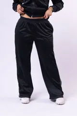Pantalón deportivo de corte recto y tiro alto, color beige, con cintura elástica y franjas laterales sutiles.