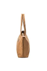 Cartera tipo shopper color negro con doble asa de mano, cierre superior y un pequeño monedero o neceser desmontable con cierre colgando del lateral.