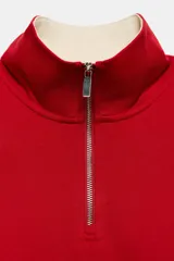 Sudadera roja de cuello alto con cierre frontal de cremallera y diseño de manga larga, con interior en tono contrastante.