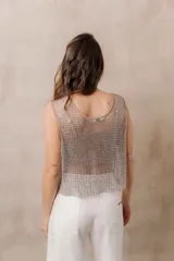 Top de red translúcido con aplicaciones de strass, sin mangas, de corte holgado y escote redondo.