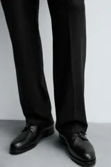 Zapato de vestir estilo Derby color marrón, fabricado en piel con horma redonda, cordones finos y suela con ligero tacón.