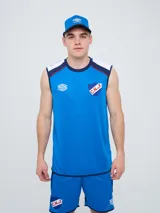 Musculosa de entrenamiento Umbro del Club Nacional de Football, color azul con detalles en blanco, azul marino y rojo en los hombros. Incluye el logo de Umbro y el escudo del club en el pecho.