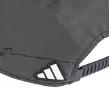 Gorra gris oscuro de la colección Adidas Mercedes-AMG Petronas F1, con visera plana y el logo de la marca automovilística impreso en el frente.