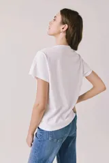 Remera blanca de algodón con estampa frontal inspirada en la banda Blondie, que incluye una estrella, el texto 'Live in Concert' y un diseño de labios.