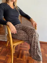 Pantalón de pijama de tiro alto, corte ancho y holgado, con estampado de leopardo en tonos beige y negro.