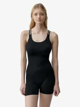 Monohid y enterito deportivo negro de activewear con diseño sin costuras, escote redondo y tirantes dobles finos, ajustado al cuerpo con short corto.