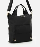 Mochila de poliéster color negro con diseño rectangular y estructurado, marca Satinato. Cuenta con cierre superior, asas de mano reforzadas y un amplio bolsillo frontal con cierre y herrajes dorados.