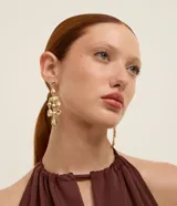 Aros colgantes medianos dorados de metal reciclado, con diseño de múltiples esferas con efecto martillado.