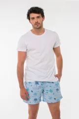 Short de baño azul con estampado de flamencos.