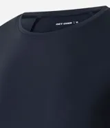 Remera deportiva de manga corta con cuello redondo, confeccionada en poliamida y elastano. Presenta un diseño liso con detalle de recorte en la espalda.
