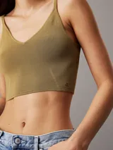 Corpiño corto color verde oliva, tejido en viscosa sostenible, con diseño de tirantes finos, cuello en V bajo y ajuste slim que realza la silueta.