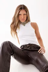 Pantalón de cuero genuino color chocolate, con paneles laterales en cuero beige. Presenta ajuste con cordones en la cintura y en los laterales de las piernas, permitiendo regular el entalle.