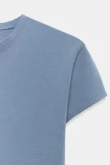 Camiseta de manga corta color celeste, de corte entallado y cuello redondo.
