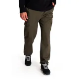 Pantalón cargo color verde oliva, de corte recto, con bolsillos laterales y traseros con solapa y botón.