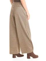 Pantalón de tiro alto con diseño wide leg y cintura elástica. Presenta un estampado de cuadros tipo gales en tonos marrones y negros, con bolsillos funcionales en la parte delantera.