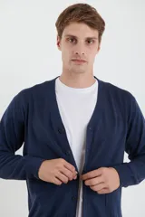 Cardigan de punto con escote en V, cierre frontal con botones y mangas largas. Presenta un diseño clásico con acabado suave al tacto.