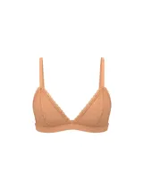 Bralette inalámbrico y sin forro de encaje suave y elástico color salmón, con tirantes ajustables y cierre trasero.