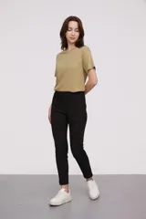 Calza de tiro alto confeccionada en material tipo gamuza, con corte ajustado al cuerpo y costuras verticales decorativas en el frente.