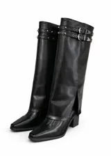 Botas de caña alta color negro, con diseño de estilo western y punta fina. Presentan doble correa superior con hebillas metálicas y detalles de tachas, además de una abertura lateral en la caña y taco cuadrado.