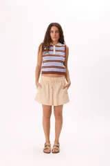 Short negro de lino con cintura elastizada y cordón ajustable.