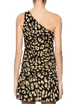 Remera negra con estampado animal print en tonos verde claro y amarillo. Diseño de un solo hombro.