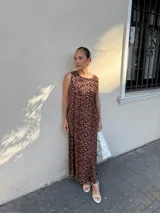 Vestido largo azul marino de manga corta, con cuello redondo y textura acanalada.